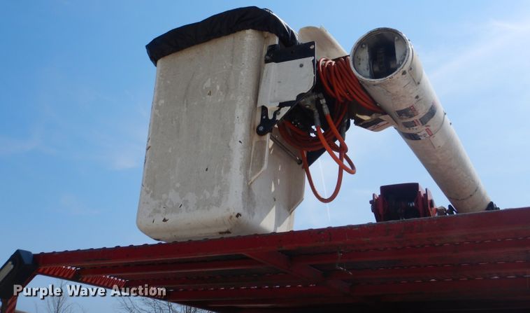image for item DG5601 2000 International 4700 bucket truck