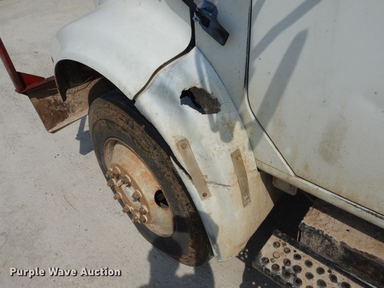 image for item DG5601 2000 International 4700 bucket truck