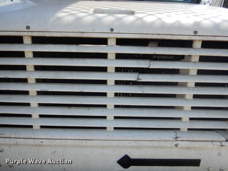 image for item DG5601 2000 International 4700 bucket truck