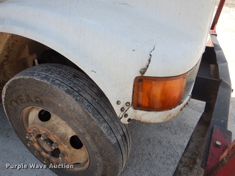 image for item DG5601 2000 International 4700 bucket truck