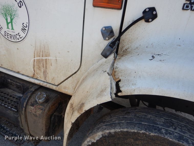 image for item DG5601 2000 International 4700 bucket truck