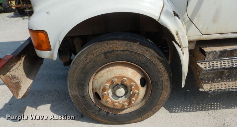 image for item DG5601 2000 International 4700 bucket truck