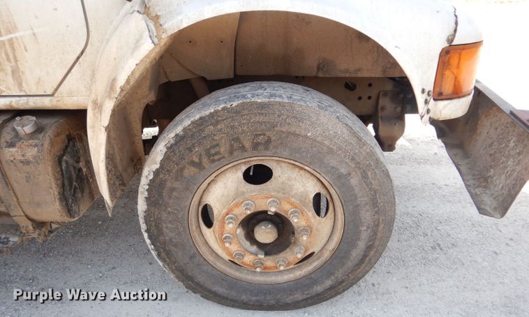 image for item DG5601 2000 International 4700 bucket truck