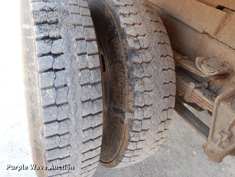 image for item DG5601 2000 International 4700 bucket truck