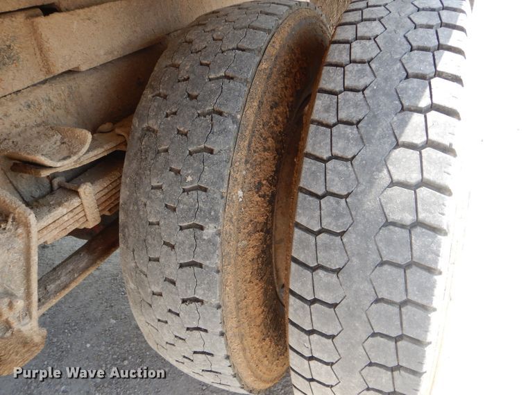 image for item DG5601 2000 International 4700 bucket truck