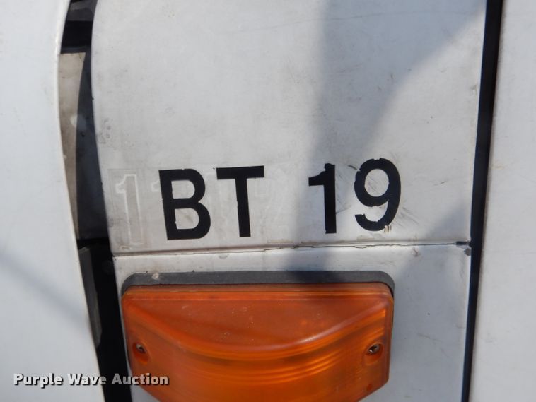 image for item DG5601 2000 International 4700 bucket truck