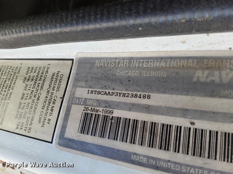 image for item DG5601 2000 International 4700 bucket truck