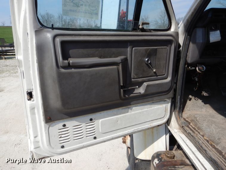 image for item DG5602 1998 Ford F800 bucket truck
