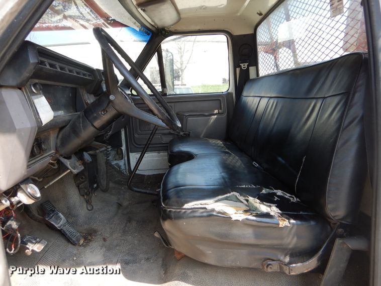 image for item DG5602 1998 Ford F800 bucket truck