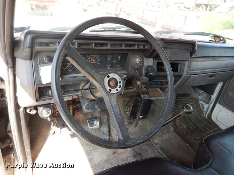 image for item DG5602 1998 Ford F800 bucket truck