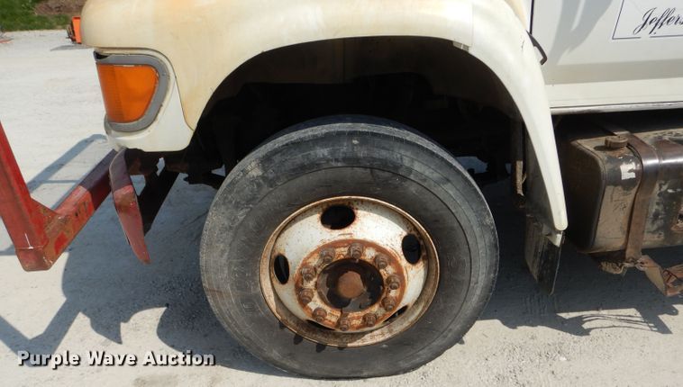 image for item DG5602 1998 Ford F800 bucket truck