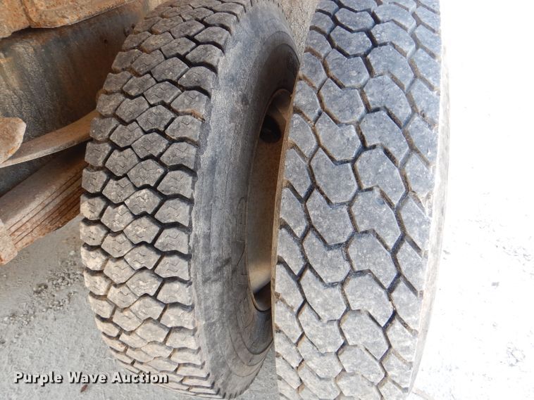 image for item DG5602 1998 Ford F800 bucket truck