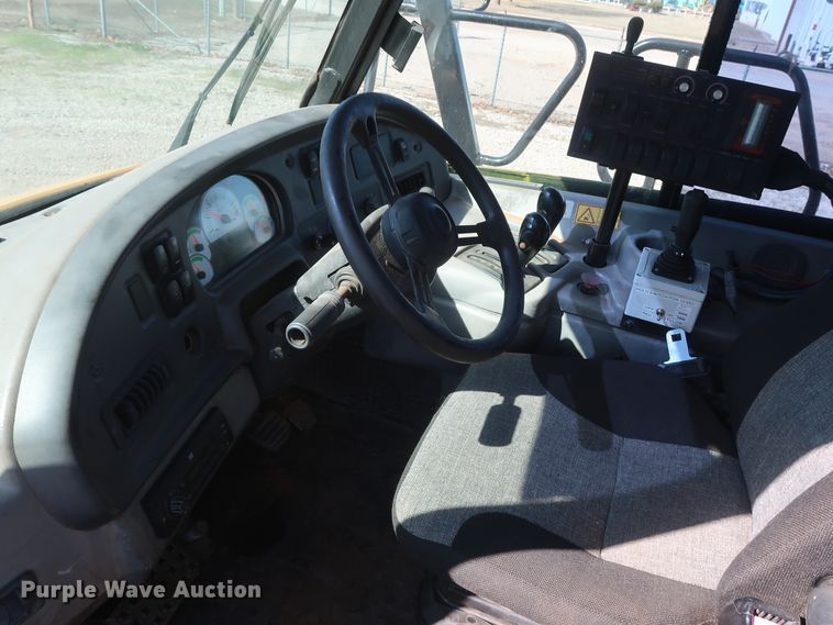 image for item DG7124 2008 Caterpillar 725  water wagon