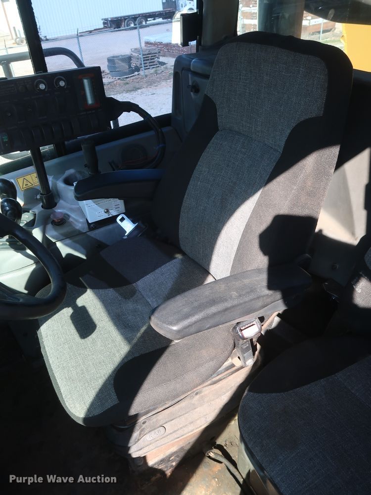 image for item DG7124 2008 Caterpillar 725  water wagon