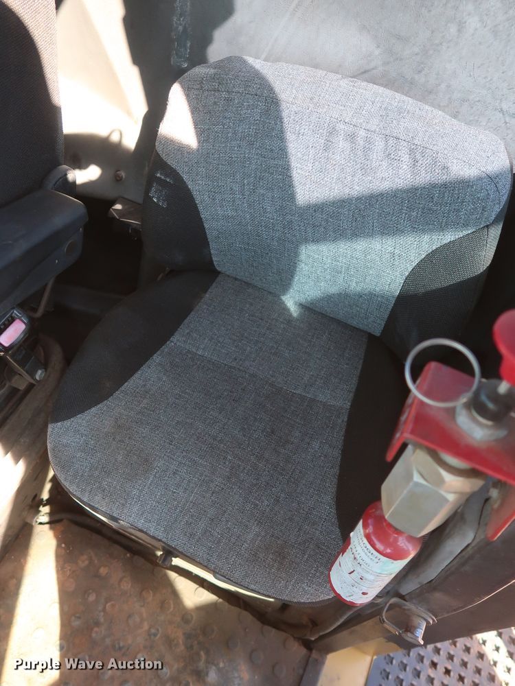 image for item DG7124 2008 Caterpillar 725  water wagon