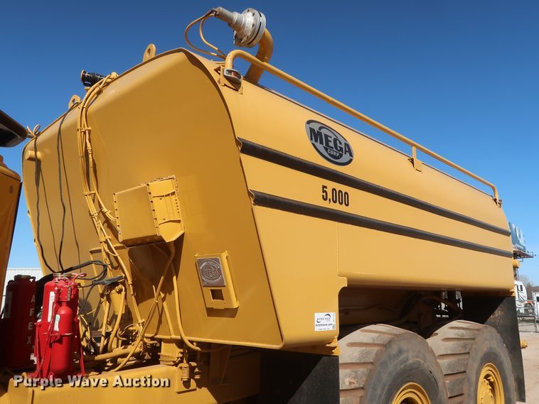image for item DG7124 2008 Caterpillar 725  water wagon