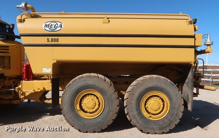 image for item DG7124 2008 Caterpillar 725  water wagon