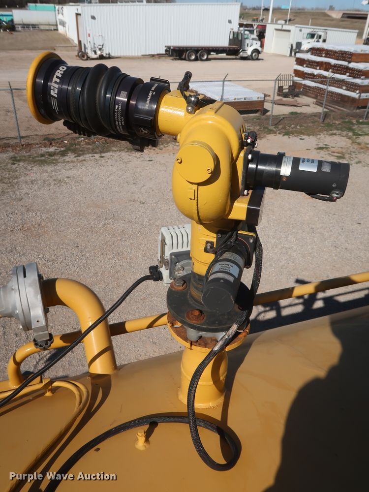 image for item DG7124 2008 Caterpillar 725  water wagon