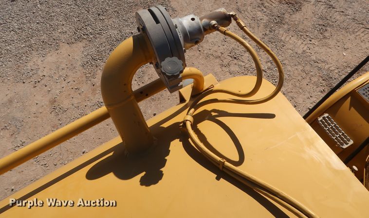image for item DG7124 2008 Caterpillar 725  water wagon