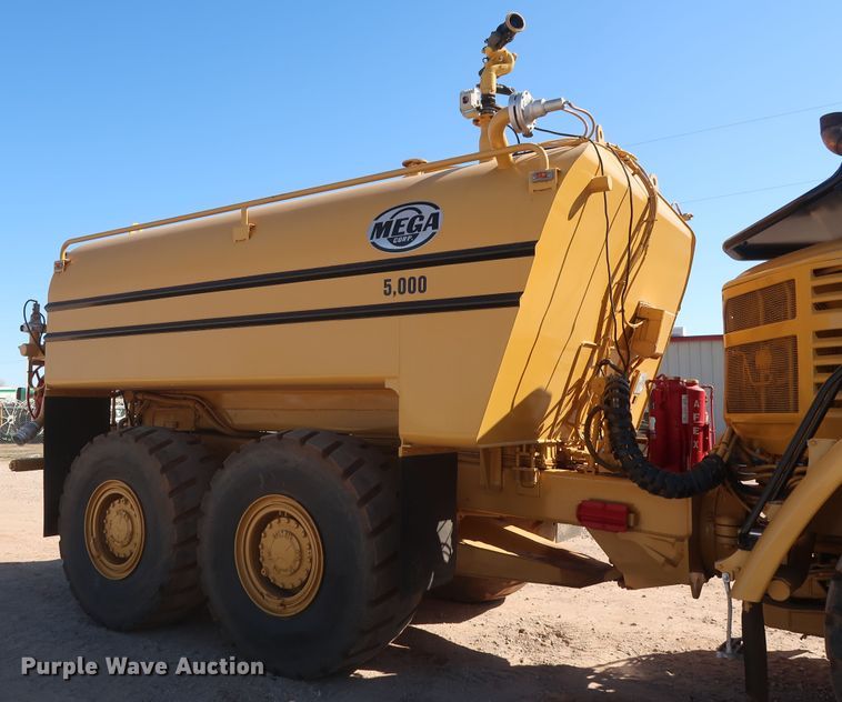 image for item DG7124 2008 Caterpillar 725  water wagon