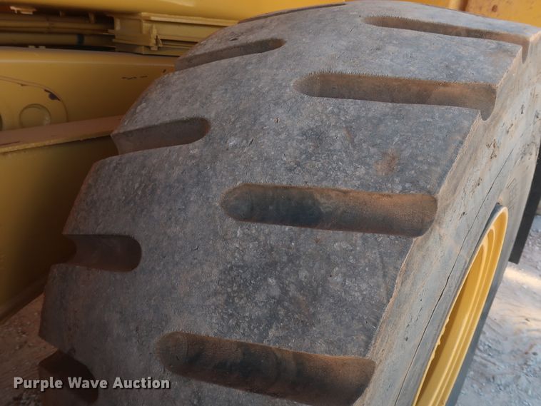 image for item DG7124 2008 Caterpillar 725  water wagon