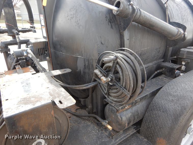 image for item DH5094 2013 Equipt-mfg seal coat trailer