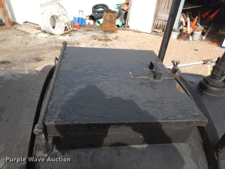 image for item DH5094 2013 Equipt-mfg seal coat trailer