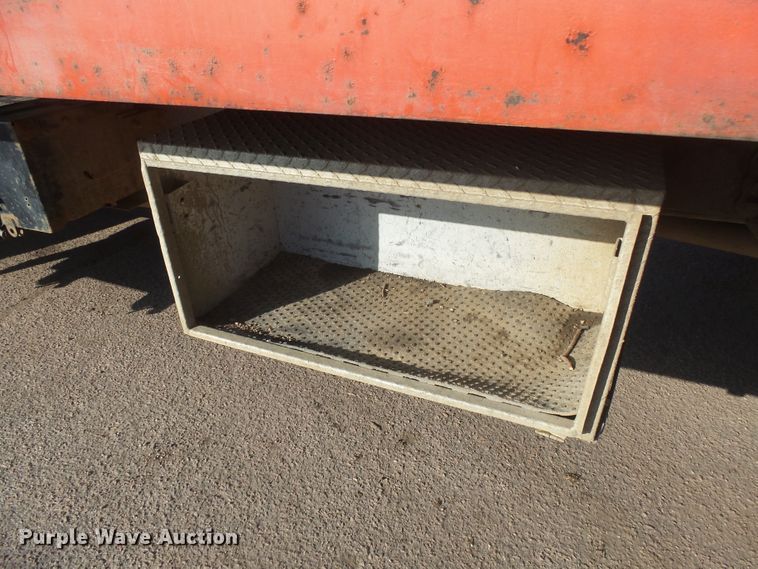 image for item FR9521 1998 Ford F700 chipper bed truck