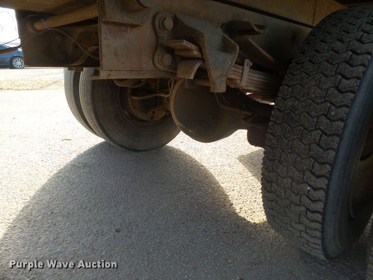 image for item FR9521 1998 Ford F700 chipper bed truck