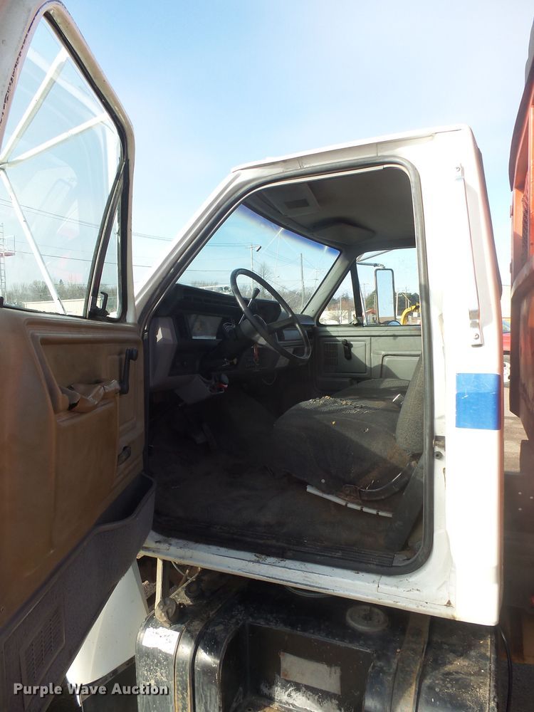 image for item FR9521 1998 Ford F700 chipper bed truck