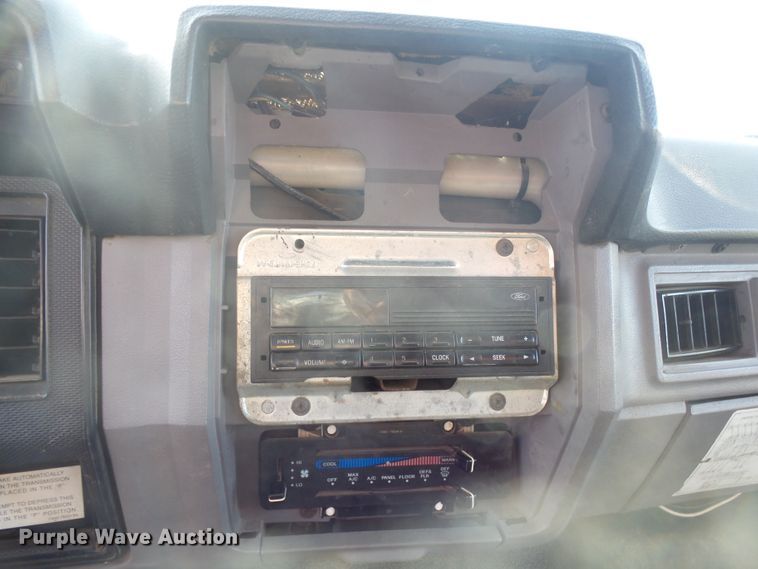 image for item FR9521 1998 Ford F700 chipper bed truck