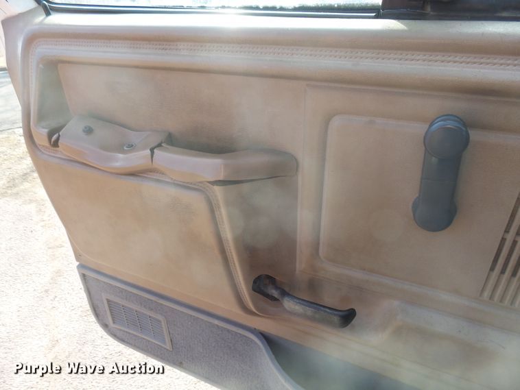 image for item FR9521 1998 Ford F700 chipper bed truck