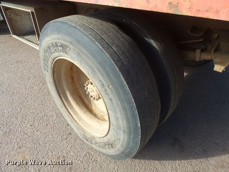 image for item FR9521 1998 Ford F700 chipper bed truck