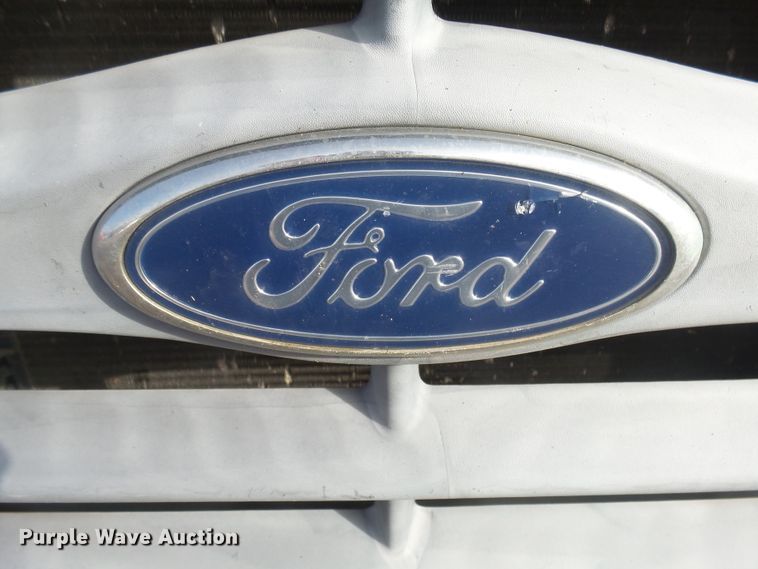 image for item FR9521 1998 Ford F700 chipper bed truck