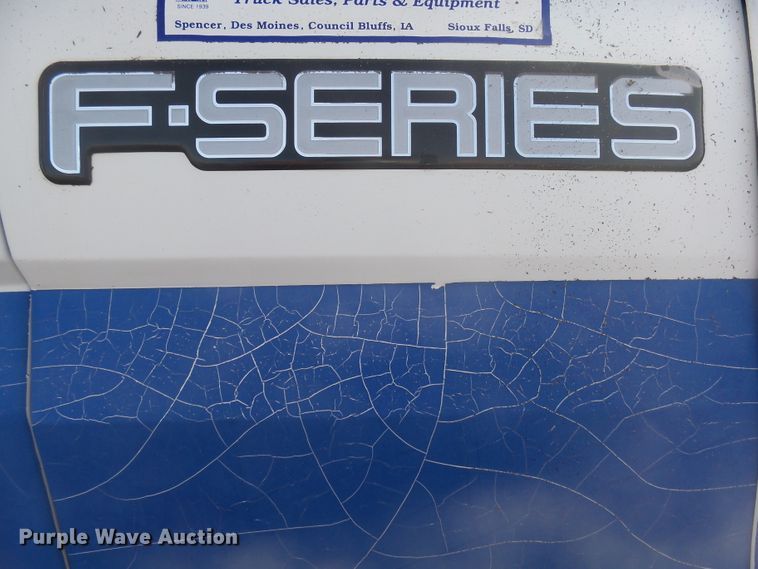 image for item FR9521 1998 Ford F700 chipper bed truck