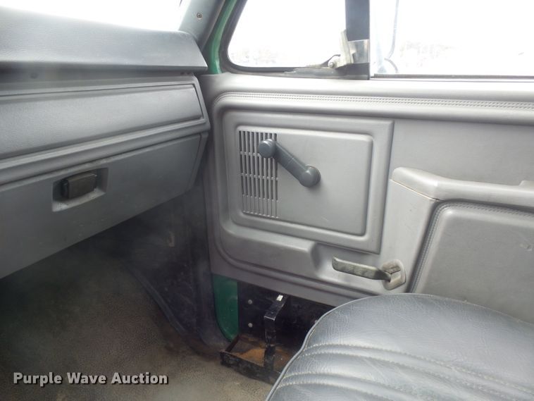 image for item FR9561 1998 Ford F800 dump truck