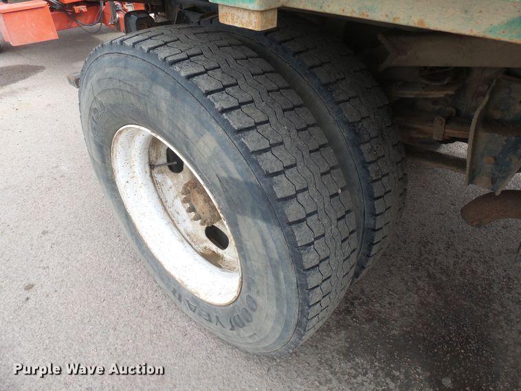 image for item FR9561 1998 Ford F800 dump truck