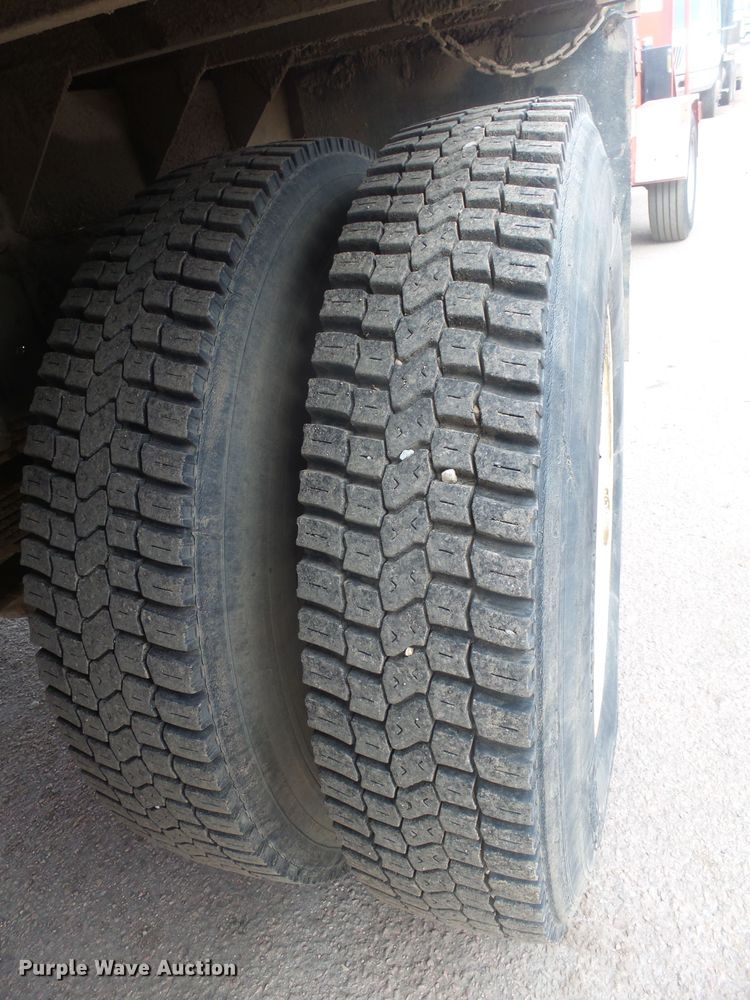 image for item FR9561 1998 Ford F800 dump truck