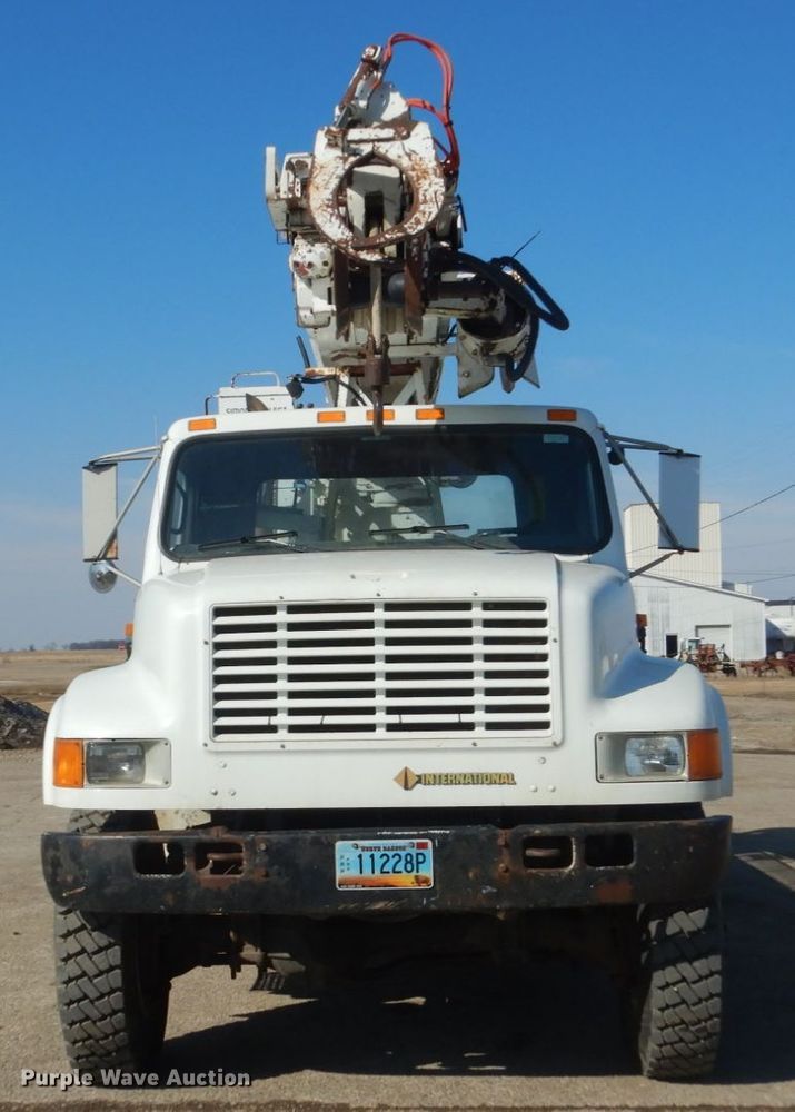 image for item FX9017 1993 International 4800 digger derrick truck