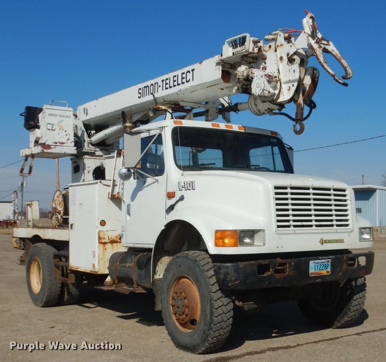image for item FX9017 1993 International 4800 digger derrick truck