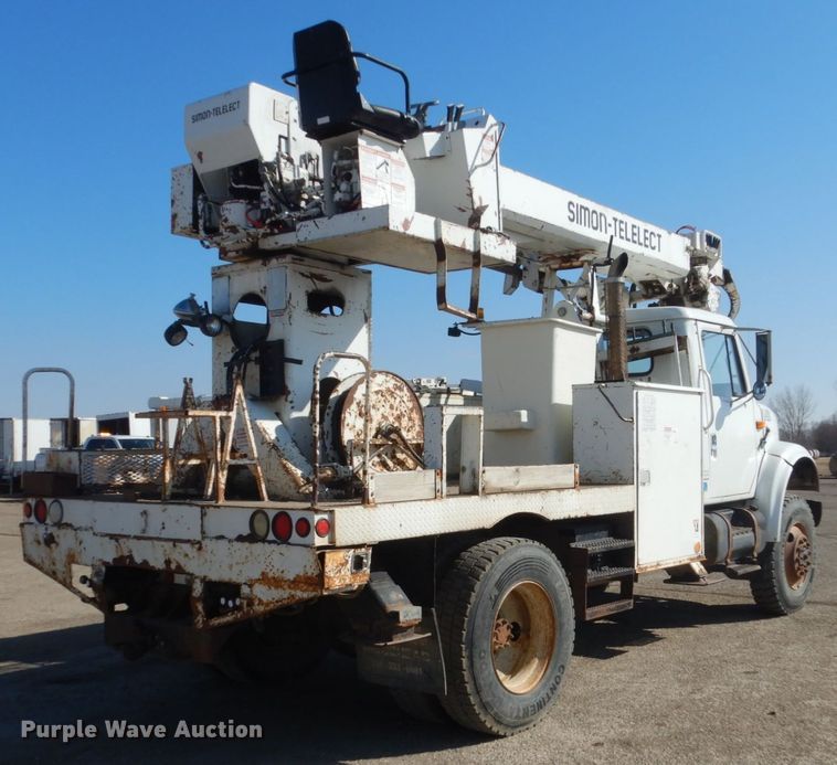 image for item FX9017 1993 International 4800 digger derrick truck