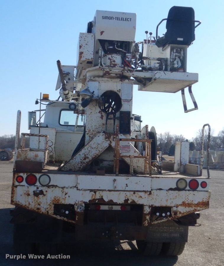 image for item FX9017 1993 International 4800 digger derrick truck