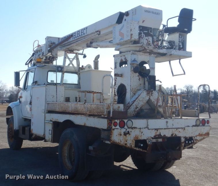 image for item FX9017 1993 International 4800 digger derrick truck