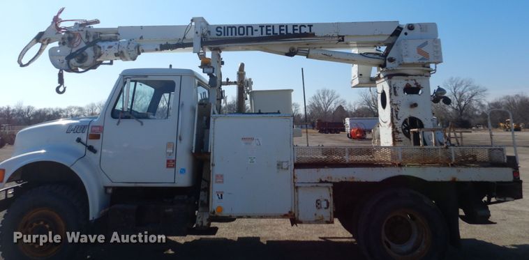 image for item FX9017 1993 International 4800 digger derrick truck