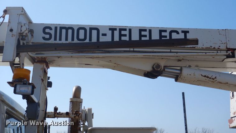 image for item FX9017 1993 International 4800 digger derrick truck