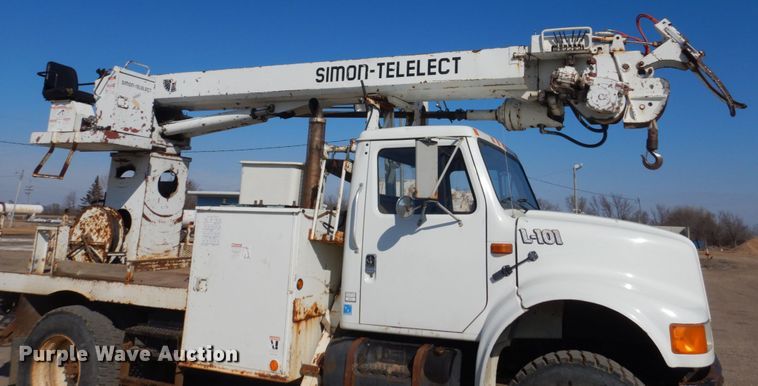 image for item FX9017 1993 International 4800 digger derrick truck
