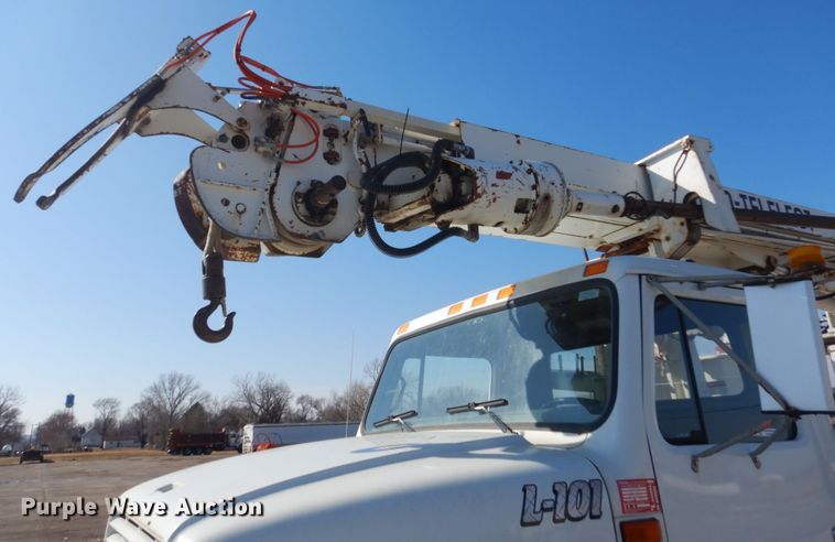 image for item FX9017 1993 International 4800 digger derrick truck