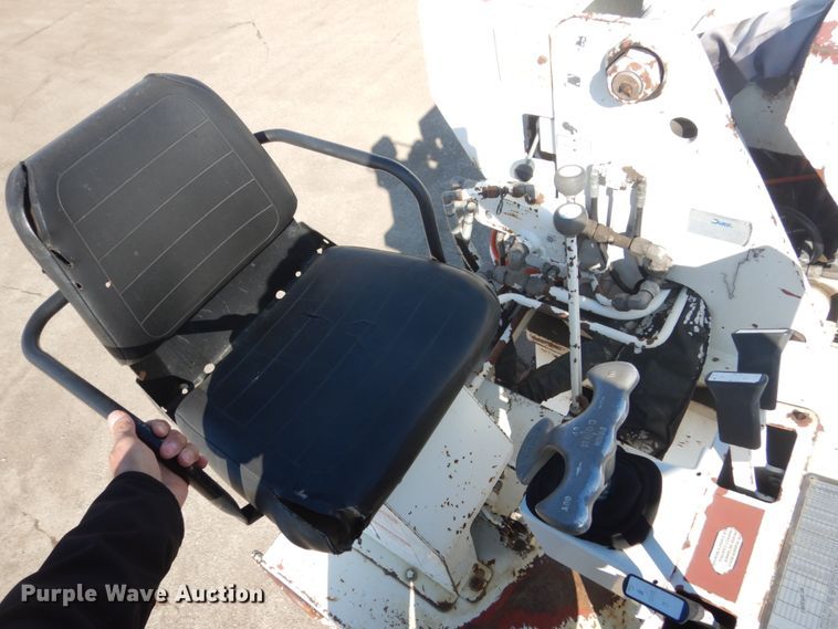 image for item FX9017 1993 International 4800 digger derrick truck