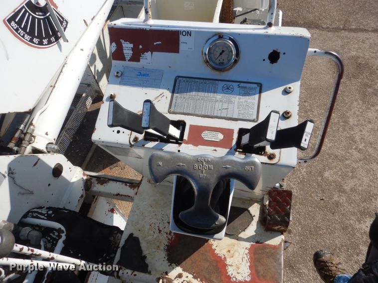 image for item FX9017 1993 International 4800 digger derrick truck