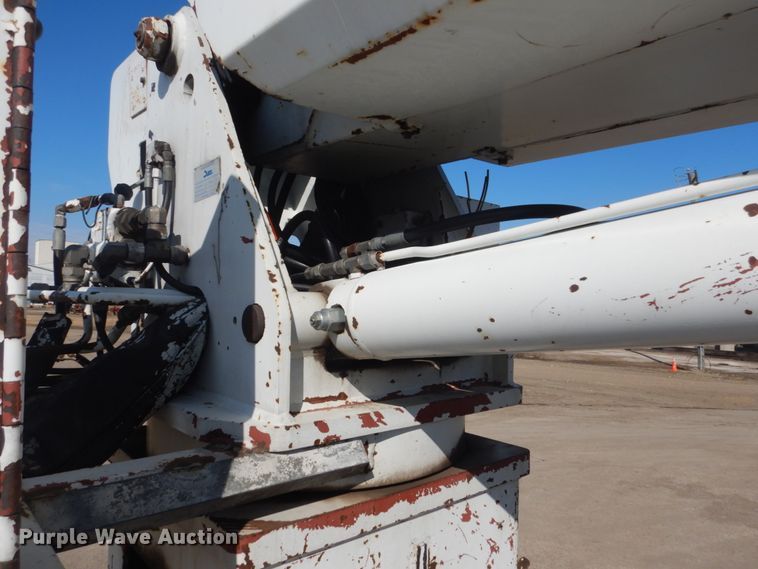 image for item FX9017 1993 International 4800 digger derrick truck